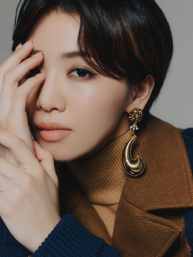 コート¥1,113,200　ニット¥185,900　ピアス¥155,100　ブレスレット¥165,000／すべてEtro（エトロ ジャパン 03-3406-2655）