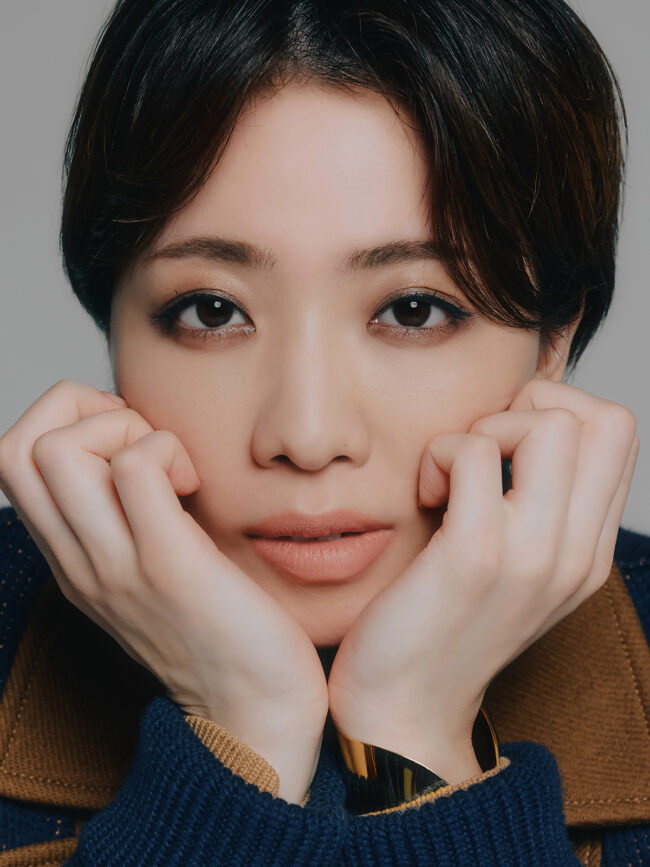 コート¥1,113,200　ニット¥185,900　ピアス¥155,100　ブレスレット¥165,000／すべてEtro（エトロ ジャパン 03-3406-2655）