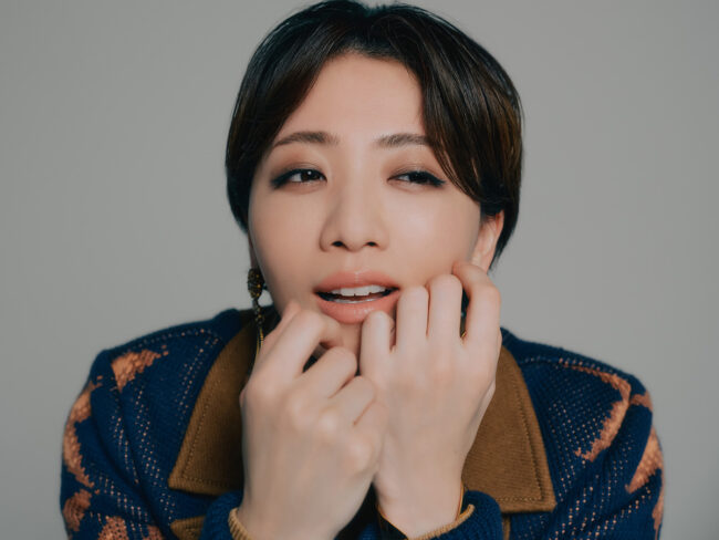 コート¥1,113,200　ニット¥185,900　ピアス¥155,100　ブレスレット¥165,000／すべてEtro（エトロ ジャパン 03-3406-2655）