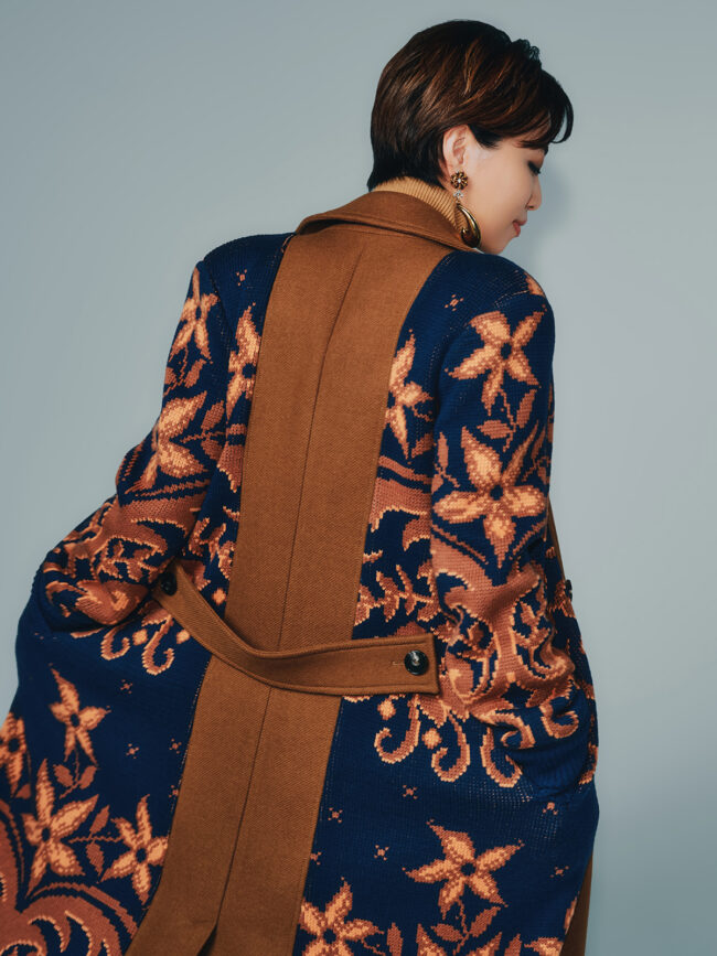 コート¥1,113,200　ニット¥185,900　ピアス¥155,100　ブレスレット¥165,000／すべてEtro（エトロ ジャパン 03-3406-2655）