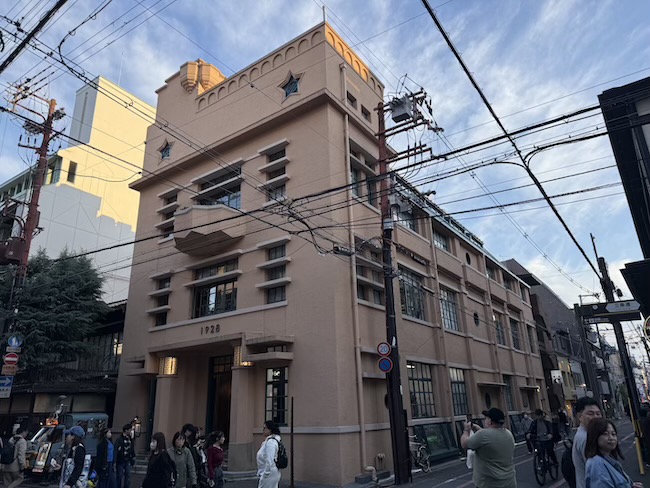 武田五一の設計で、1928年に毎日新聞社京都支局として竣工した、現・1928ビル。地下１階の「CAFÉ INDÉPENDANTS」では、泰山タイルに囲まれた空間でひと休み。