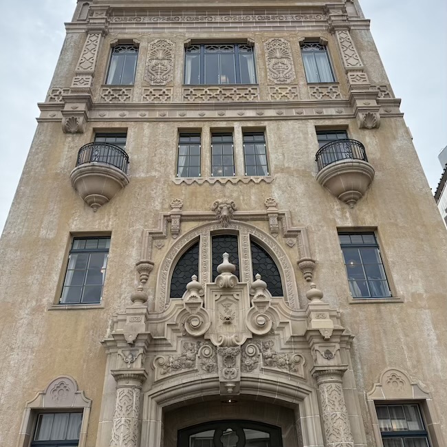 繊細な彫刻とやわらかな色彩が、建物に華やぎを添える。