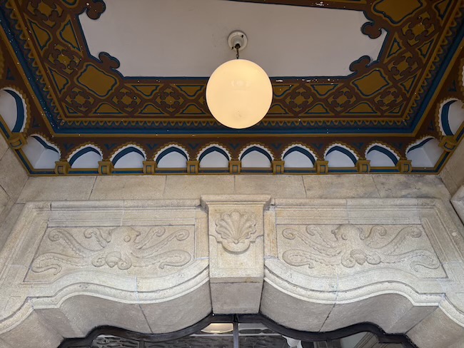 天井を見上げるたび、異国の物語が静かに流れます。