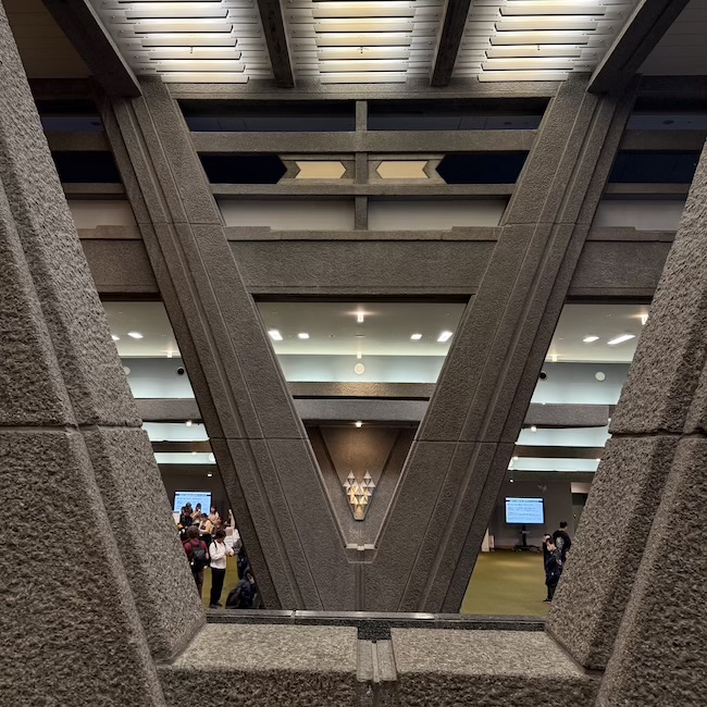 大谷幸夫の構造美が際立つ、象徴的なV字フレーム。