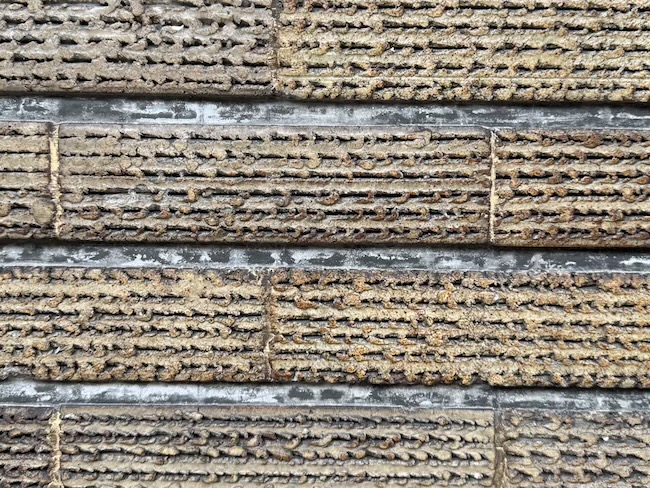 櫛のように釘を1列に並べた道具で引っ掻いて模様をつけたスクラッチタイル。