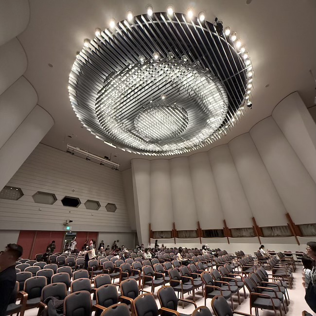 宇宙船のような天井照明が迎える、大ホールの壮麗な空間。