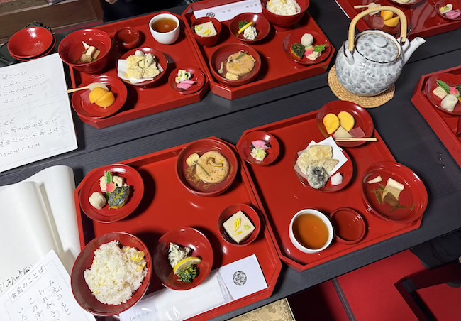 朱塗りのお膳が美しい、東本願寺の伝統的精進料理「お斎」（¥4,000）