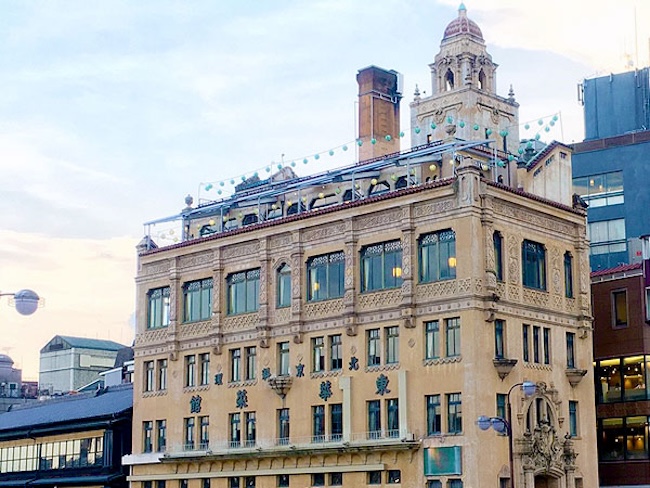 鴨川の風景に溶け込みながら、唯一無二の存在感を放つ東華菜館。