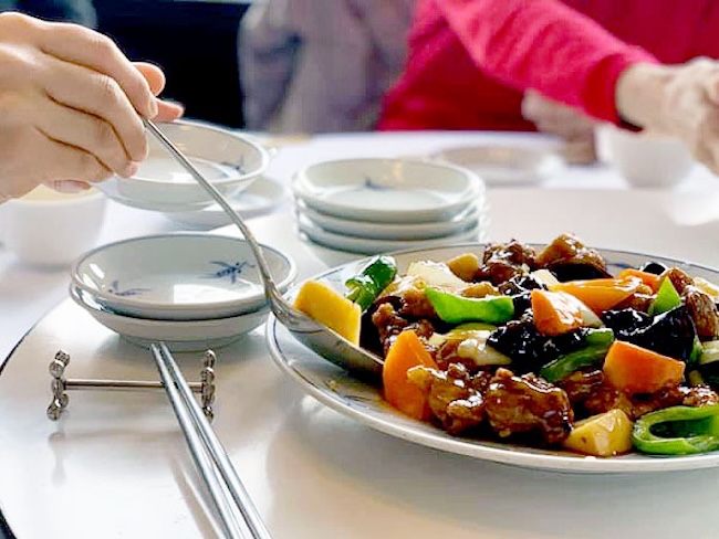 カリッと揚がった大きなお肉がとっても美味な甘酸っぱい酢豚。