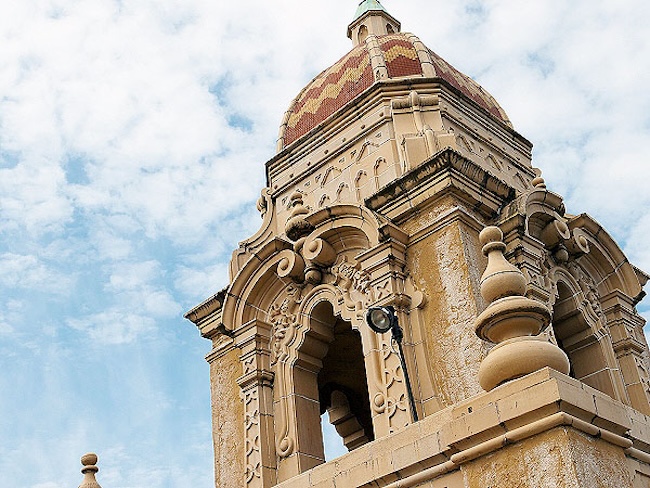 街を見守るように佇む、美しい塔屋のシルエットは圧巻！