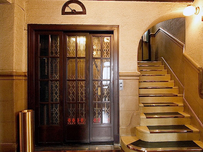 現役で稼働する日本最古といわれるオーチス製エレベーターも見どころのひとつ。