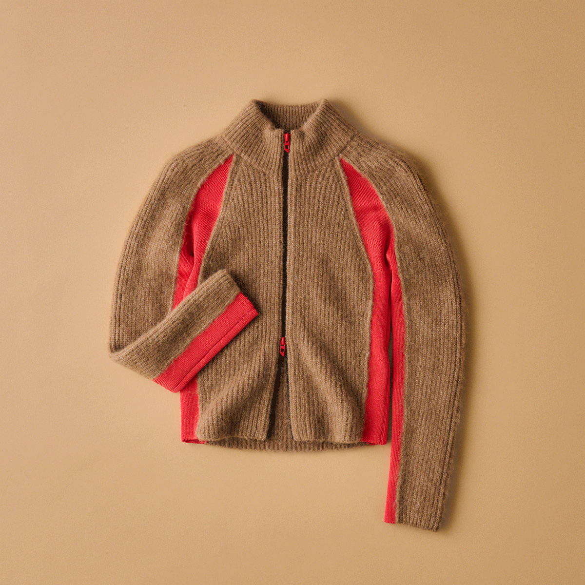 カーディガン¥80,300/Diesel(ディーゼル ジャパン 0120-55-1978)