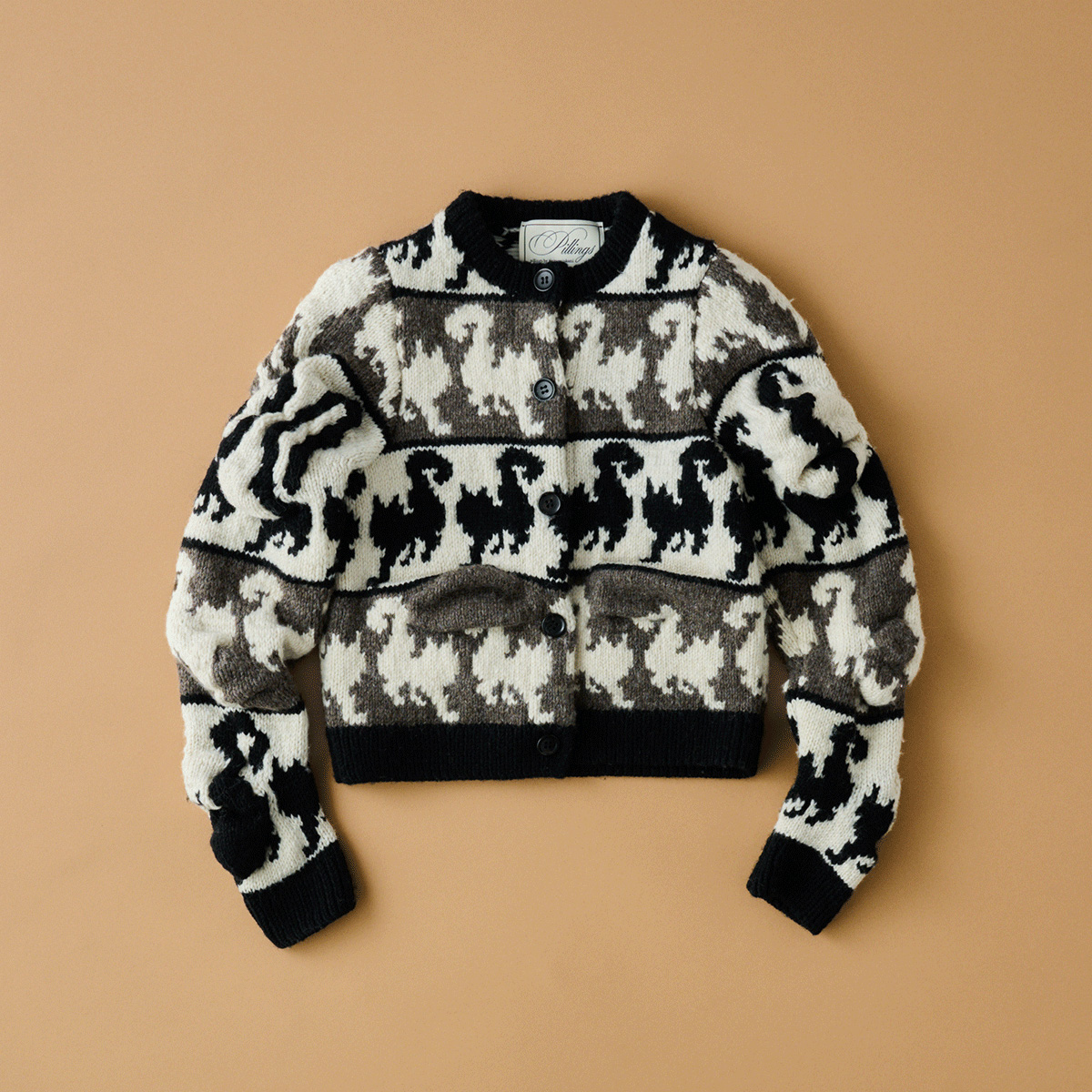 カーディガン¥132,000/Pillings(リトルリーグ インク 0800-300-1291)