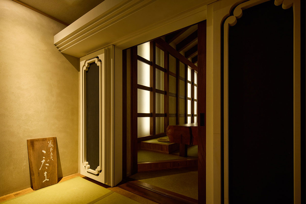 バー「こだま」。音楽、映画、アート、舞台、出版など幅広いジャンルを手がけるプロデューサー/ディレクター・立川直樹さんがセレクトした音楽が流れる隠れ家のような空間で、オリジナルカクテルやジャパニーズ・ウイスキーに酔いしれたい。