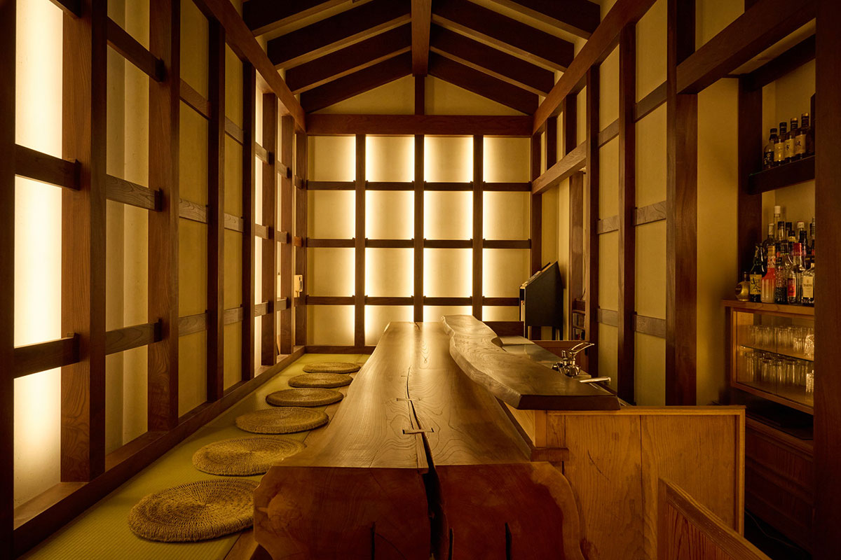 厚さ30センチほどの神代欅一枚板のカウンターが存在感を放つ