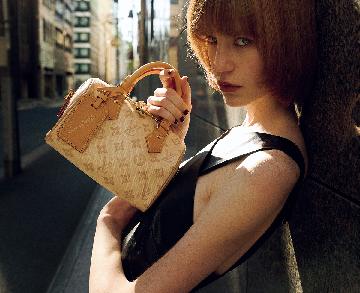 バッグ「スピーディ・バンドリエール 20」（ショルダーストラップ付）￥398,200 ※「モノグラム・アニバーサリー」コレクション　ドレス￥1,182,500／ともにLouis Vuitton（ルイ・ヴィトン クライアントサービス）
