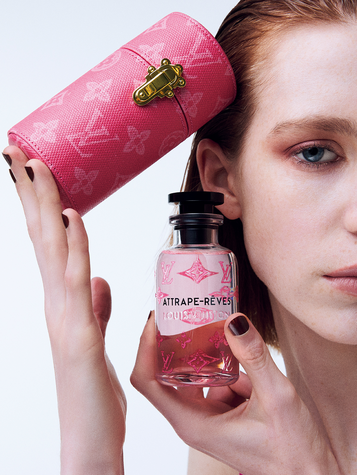 オー ドゥ パルファン「アトラップ・レーヴ」（100ml）￥48,400　ケース「トラベルケース（100ml）」￥115,500 ※「モノグラム・アニバーサリー」コレクション／ともにLouis Vuitton（ルイ・ヴィトン クライアントサービス）