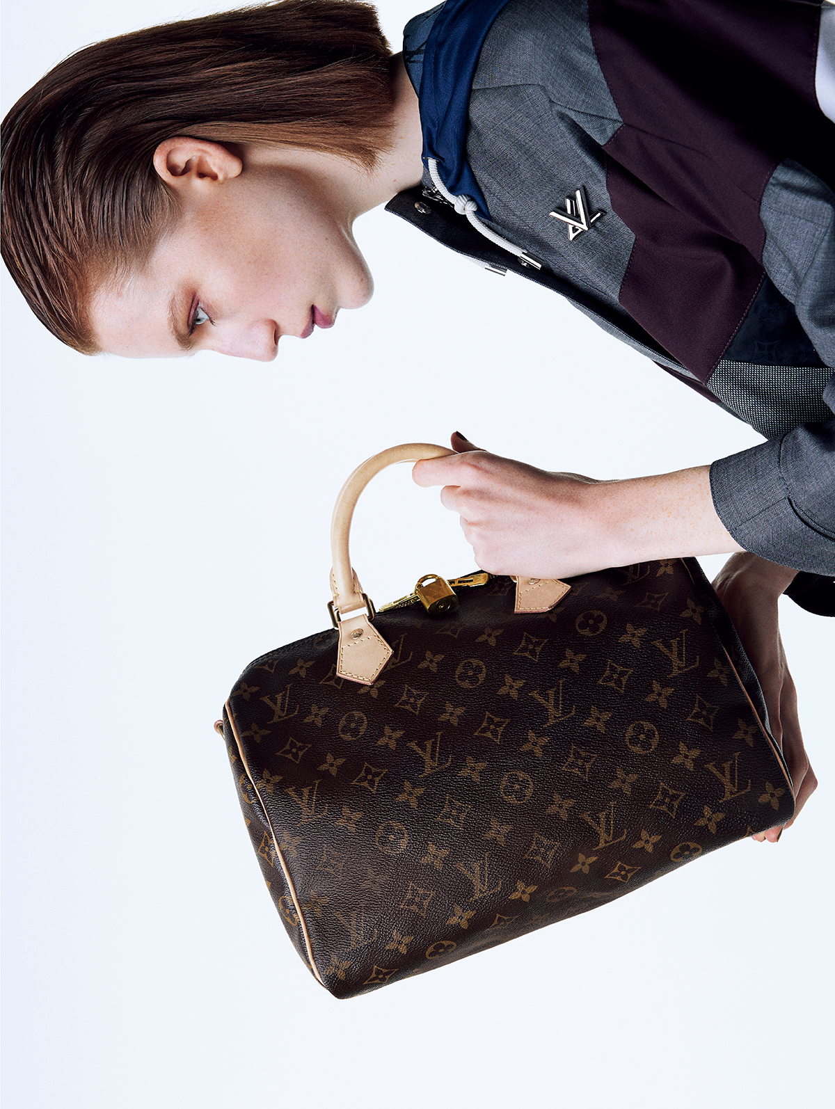 バッグ「スピーディ・バンドリエール 30」（ショルダーストラップ付）￥298,100　ジャケット￥720,500／ともにLouis Vuitton（ルイ・ヴィトン クライアントサービス）