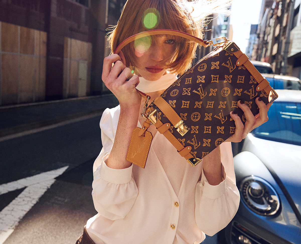 バッグ「サイドトランク MM」（ショルダーストラップ付）￥654,500 ※「モノグラム・アニバーサリー」コレクション　ブラウス￥426,800　ジーンズ￥311,300／すべてLouis Vuitton（ルイ・ヴィトン クライアントサービス）