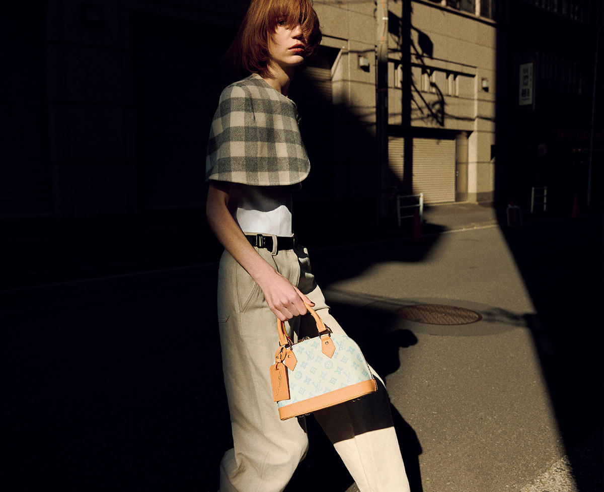 バッグ「アルマ BB」（ショルダーストラップ付）￥368,500 ※「モノグラム・アニバーサリー」コレクション　ケープ￥311,300　タンクトップ￥247,500　パンツ（ベルト付）￥376,200／すべてLouis Vuitton（ルイ・ヴィトン クライアントサービス）