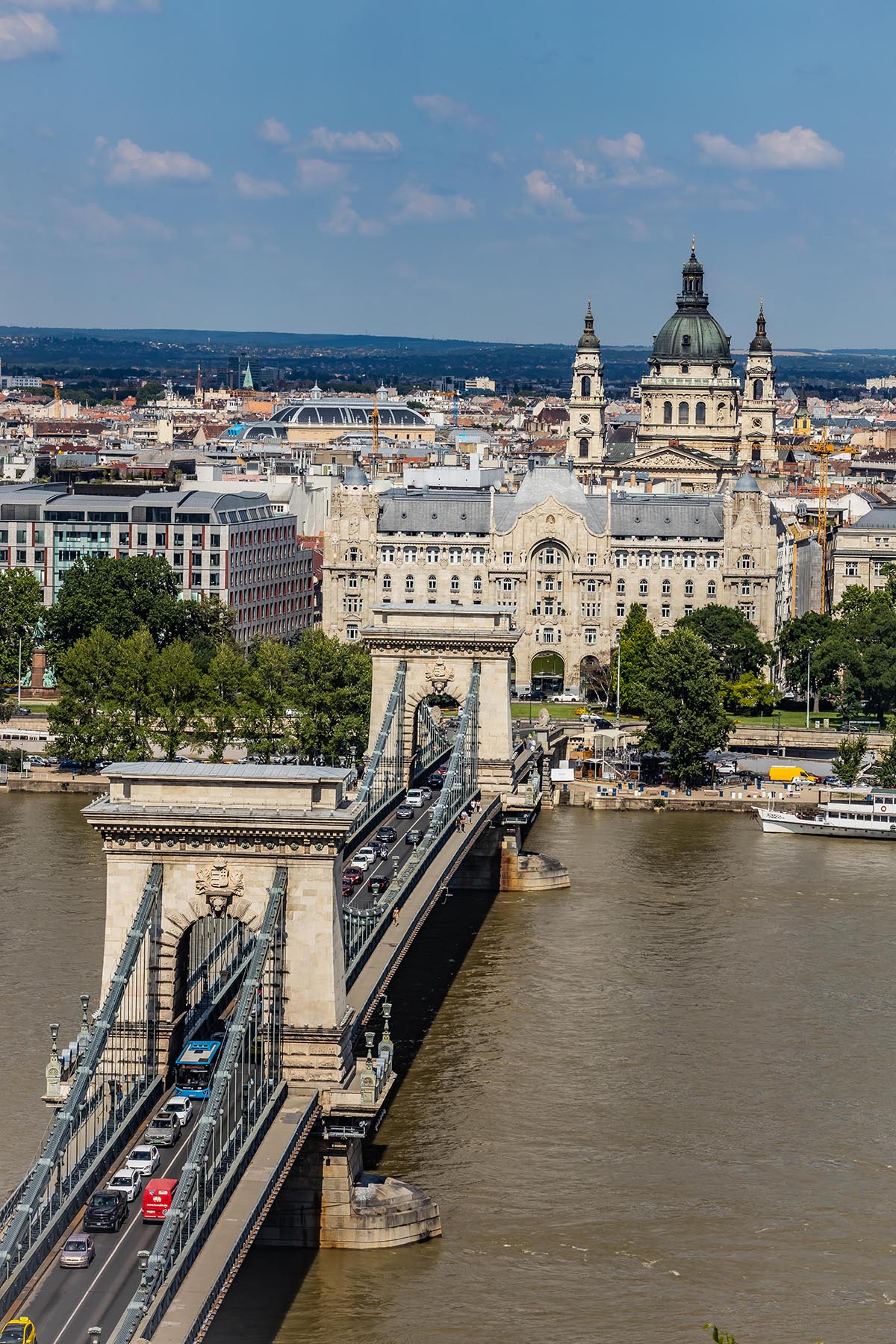 くさり橋の正面に佇む「フォーシーズンズ・ホテル・グレシャム・パレス」。