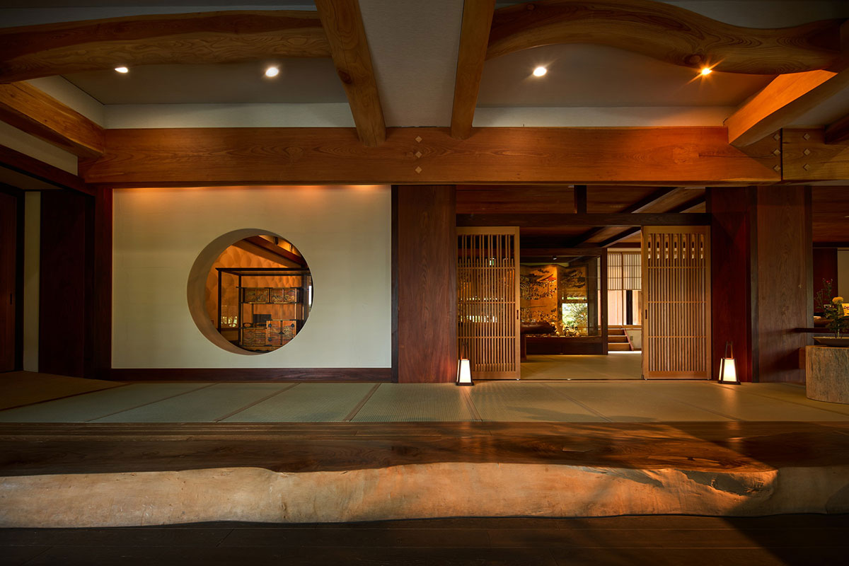 2014年12月に開業した「円かの社」のエントランス。客室は静謐な回廊沿いに20室を配した。