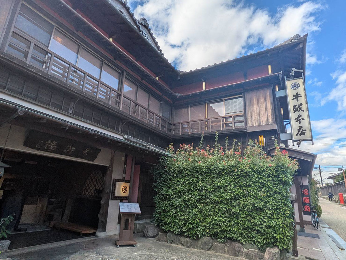 どっしりとした店構え。本店はすき焼きや水炊き、網焼きなど和風の肉料理の専門店。