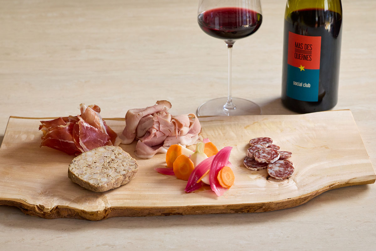 カットプレート（熟成ハム、サラミ、自家製パテ、自家製ピクルスetc）1名分¥1,490