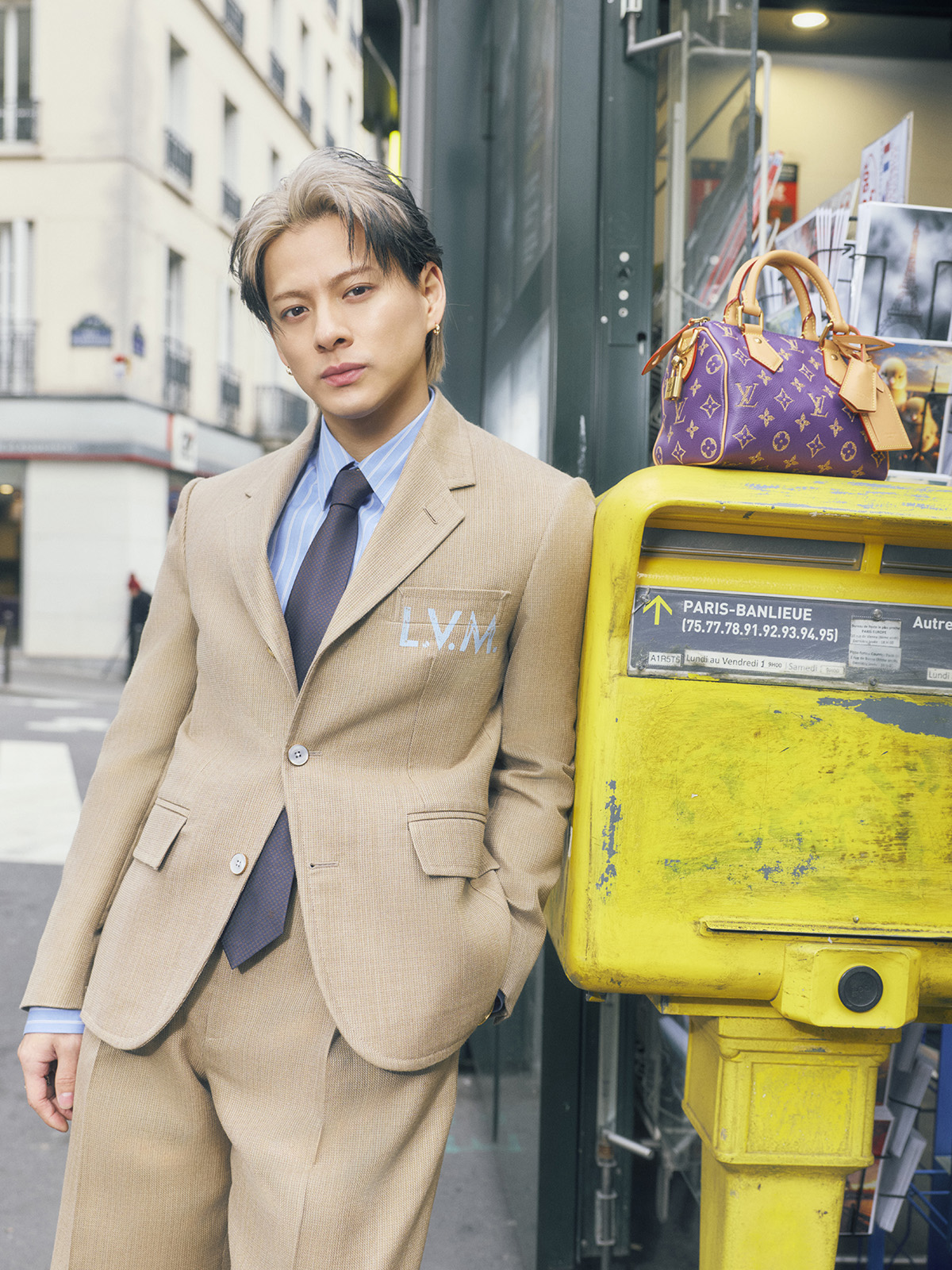 ジャケット¥561,000 シャツ¥213,400 パンツ¥253,000 ネクタイ¥36,300 バッグ｢スピーディ P9 バンドリエール 20｣ ¥1,826,000、ピアス｢ル ダミエ ドゥ ルイ·ヴィトン｣ ¥770,000、リング｢ル ダミエ ドゥ ルイ·ヴィトン｣(イエローゴールド×ダイヤモンド) ¥1,518,000 (ホワイトゴールド×ダイヤモンド) ¥709,500