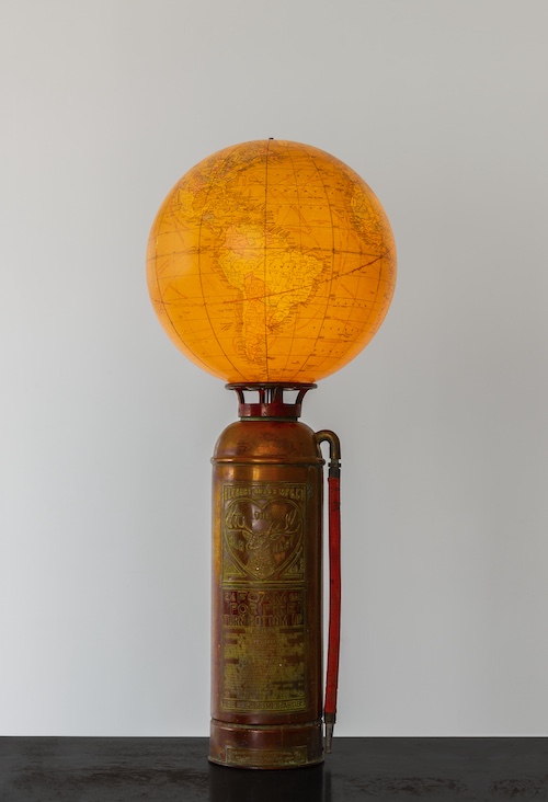 『今は⽕だ』 1988 © Alfredo Jaar