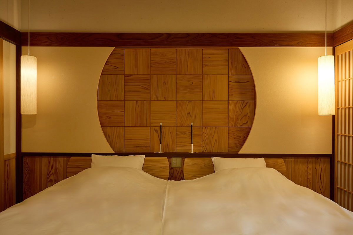 施設内のさまざまな場所に「円」のモチーフが施されていて、新たな「円」を発見するのが楽しくなってくる。なお、すべての客室で、京都の老舗寝具メーカー「IWATA」が考案した「人類進化ベッド」を使用。充実の眠りが待っている!