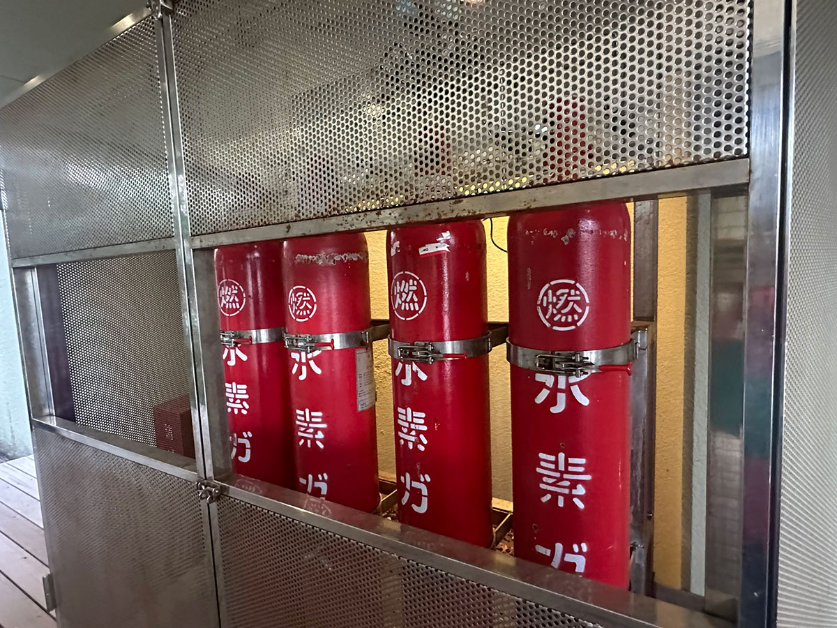 屋外スペースには水素ガスのボンベが鎮座。壮観だ。ぜひ食事前にチェックしておきたい。