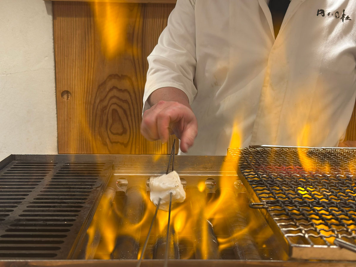 心なしか炎の色やかたちが見慣れたものと違うような。いずれにせよ目の前で調理を楽しめるのはエキサイティングだ。