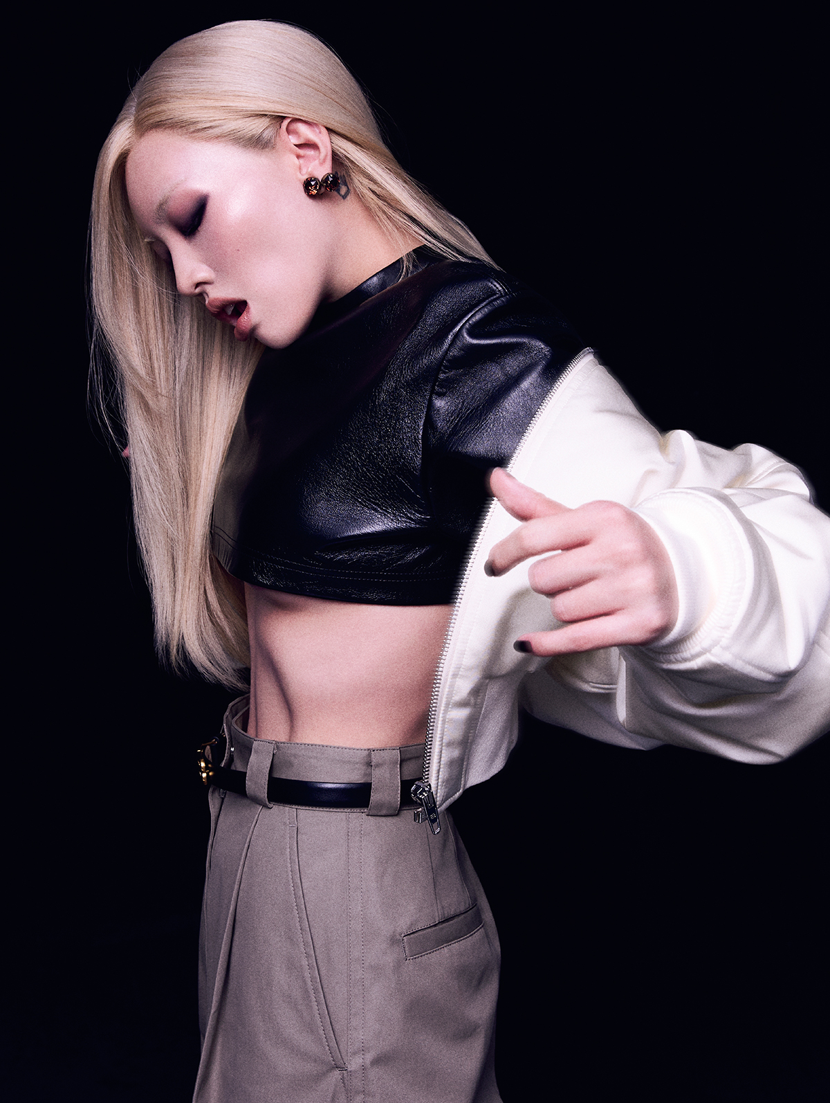 ジャケット¥346,500　トップ¥396,000　パンツ¥180,400　イヤリングセット¥88,000　ベルト¥62,700（すべて予定価格）／Balenciaga（バレンシアガ クライアントサービス）