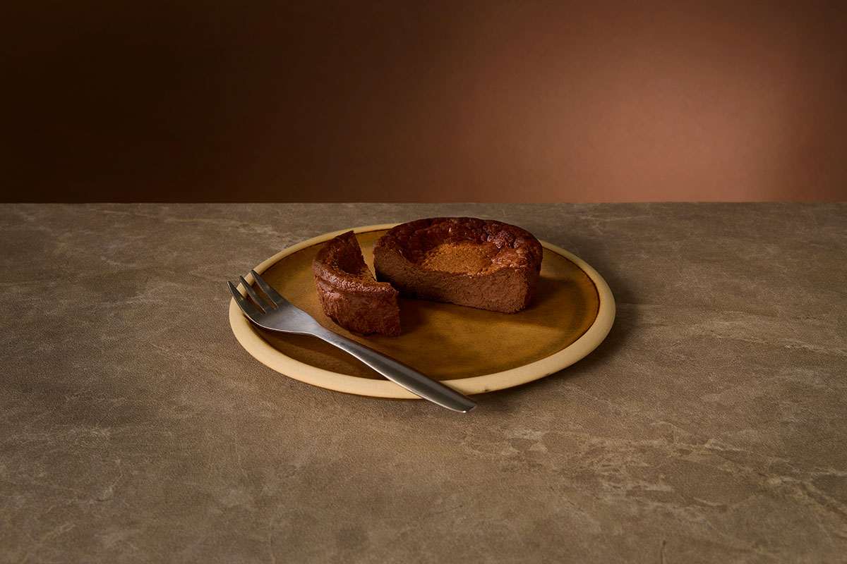 チョコレートチーズケーキ ¥1,100 ※店内のみでの提供 ※対象店舗のみ提供