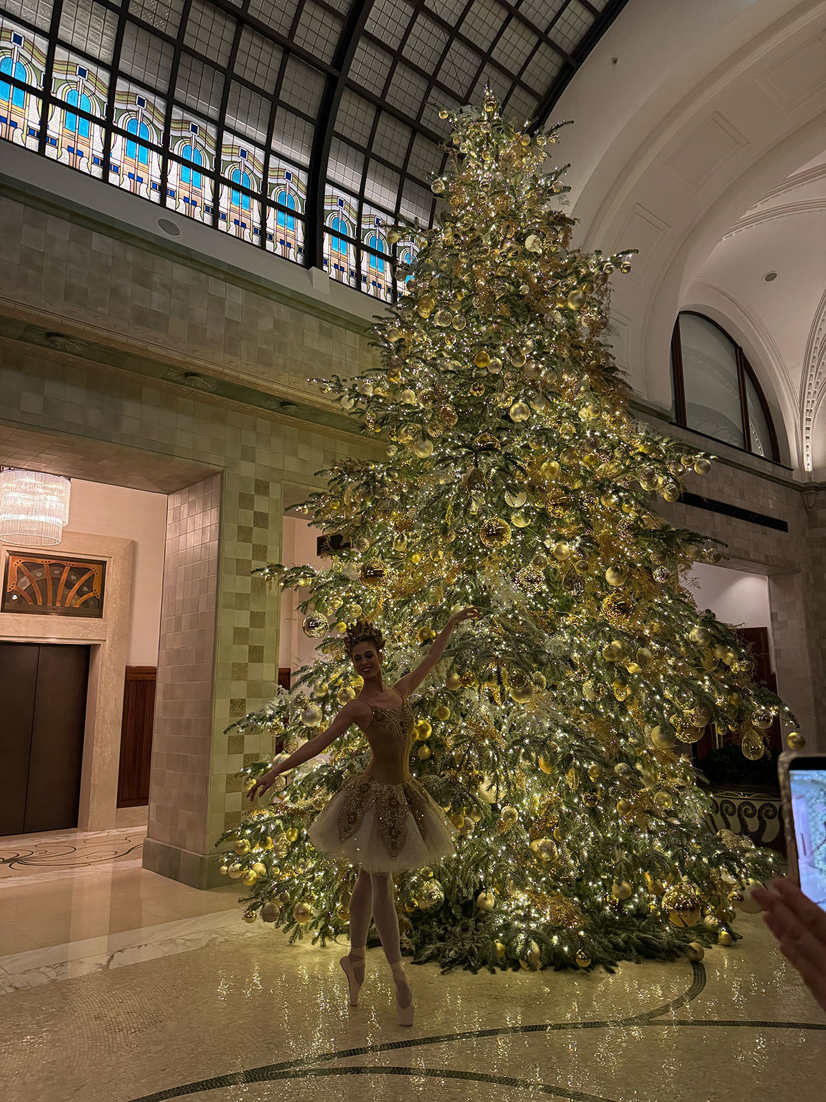 ホリデーシーズンには巨大なクリスマスツリーと美しいバレリーナによるお出迎えも。