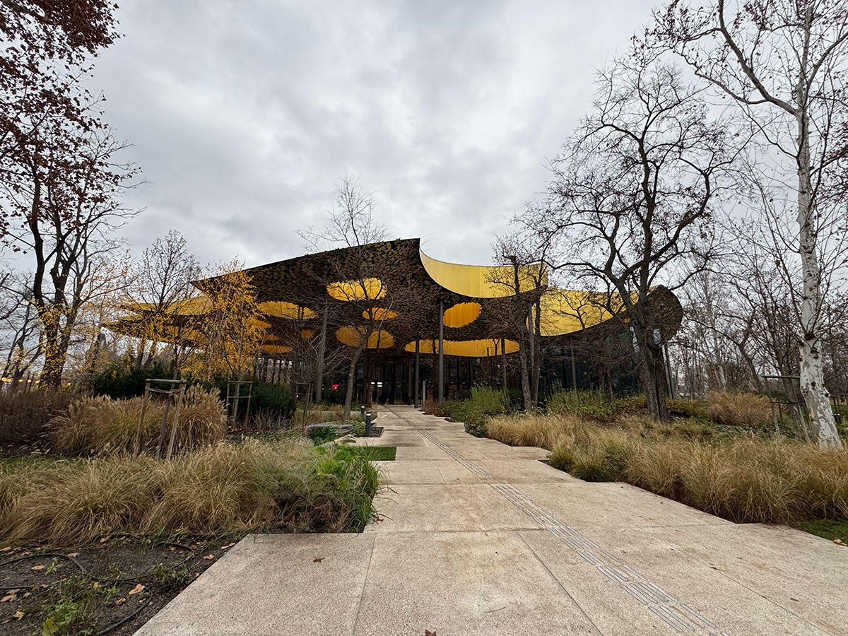 独創的な屋根の形は浮遊する音符のイメージから着想したそう。