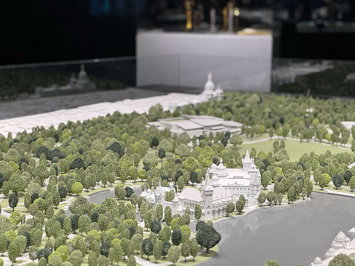 ブダペストの模型。写真中央、平たい屋根を持つ建物が（ピンが合ってなくてすみません！）、SANAA設計の新国立美術館。