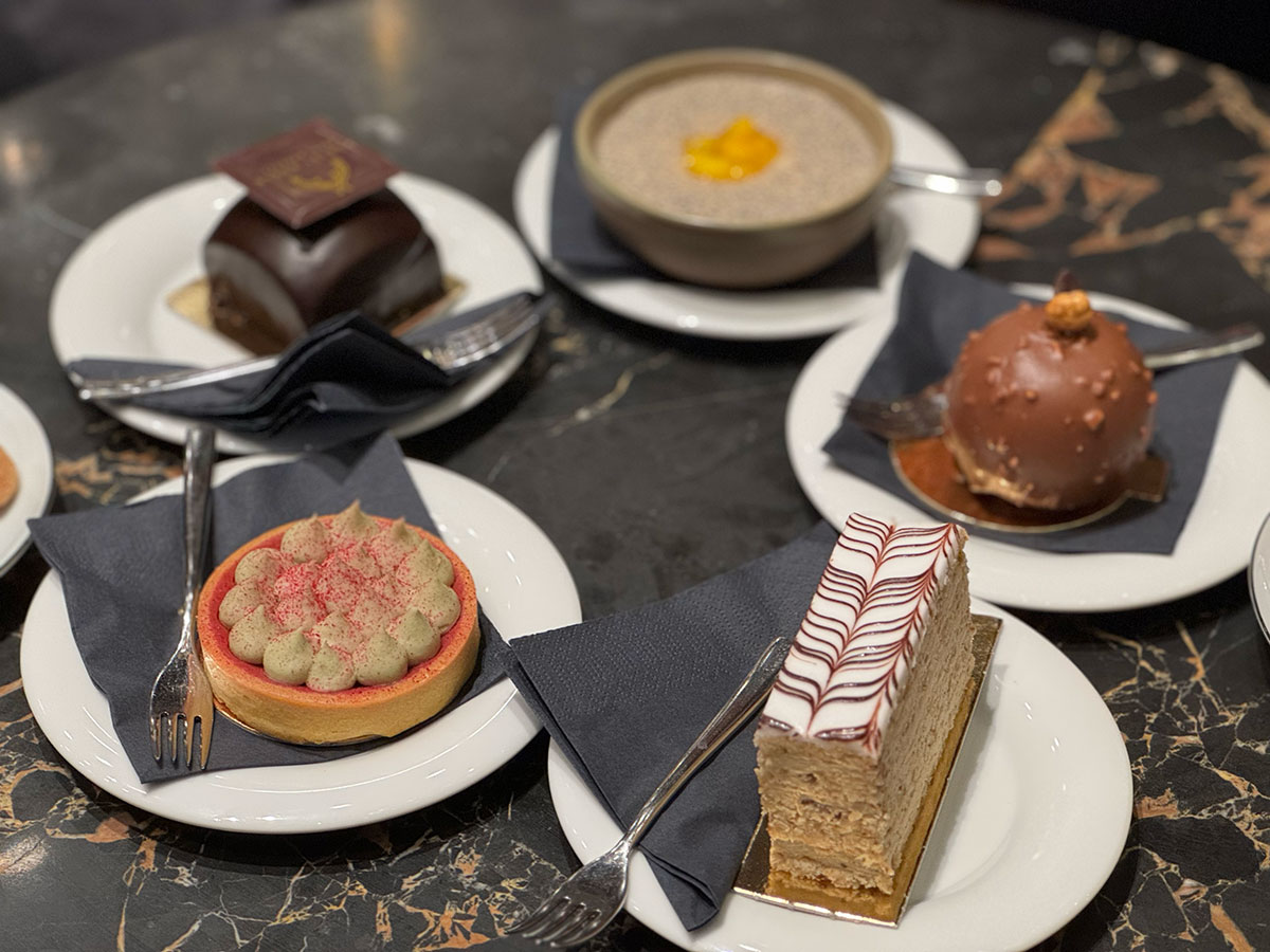 「パリシ・パサージュ・カフェ & レストラン」のスイーツの数々。甘いスイーツに癒される。