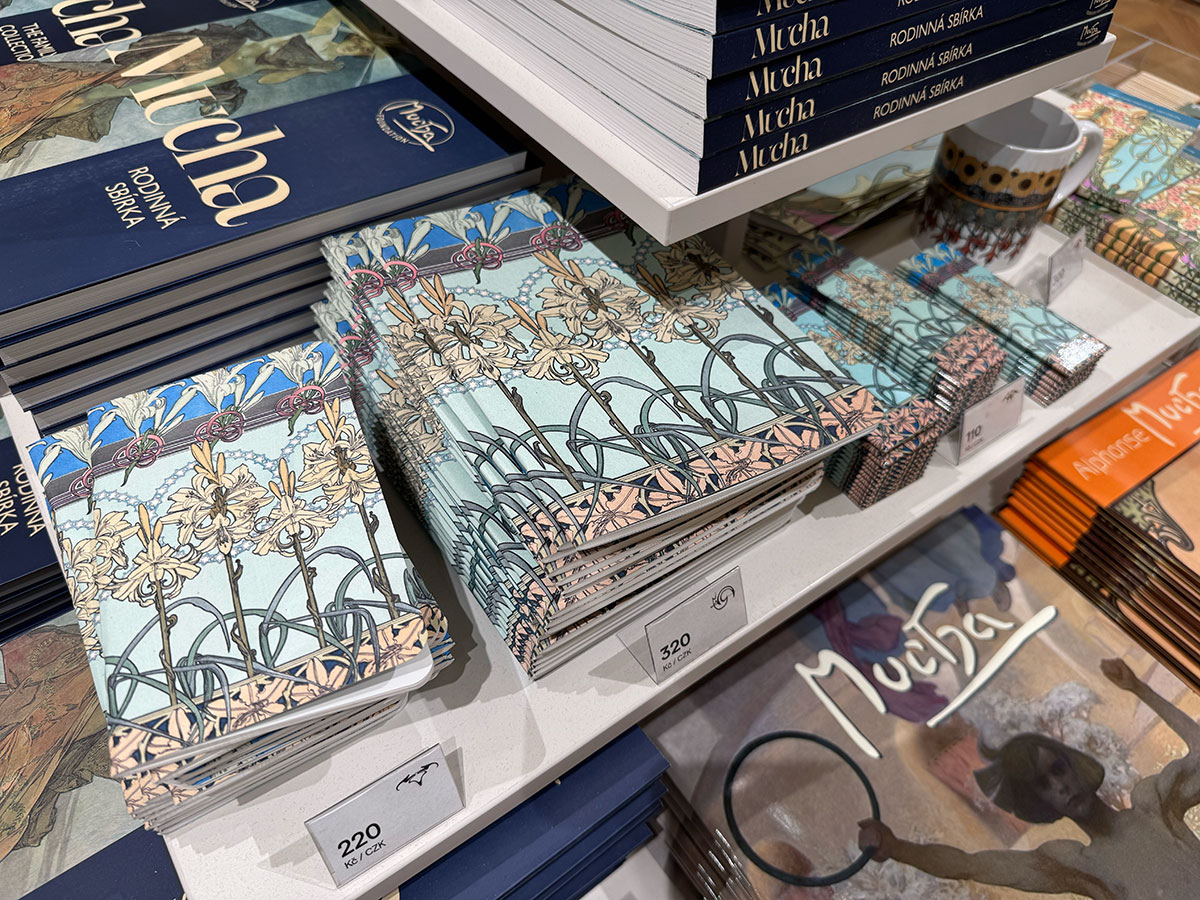 「ミュシャ美術館」のミュージアムショップ。メモ帳やノートはミュシャの作品世界をそのまま持ち運べる小さなアートだ。