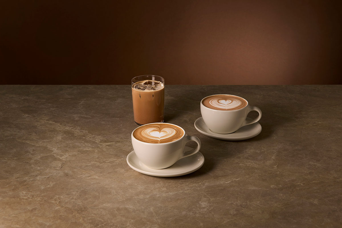 写真左下から時計回りに モカ（ホット）、モカ（アイス）各¥718 ホットチョコレート ¥772