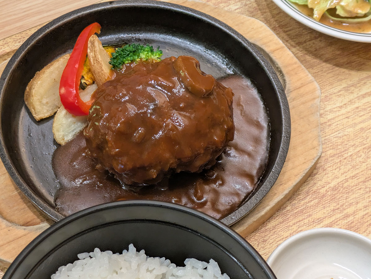 こちらはハンバーグ定食（2,640円）。食感が残るよう粗めにミンチしているそうで、見ているだけでお腹が空いてくる！