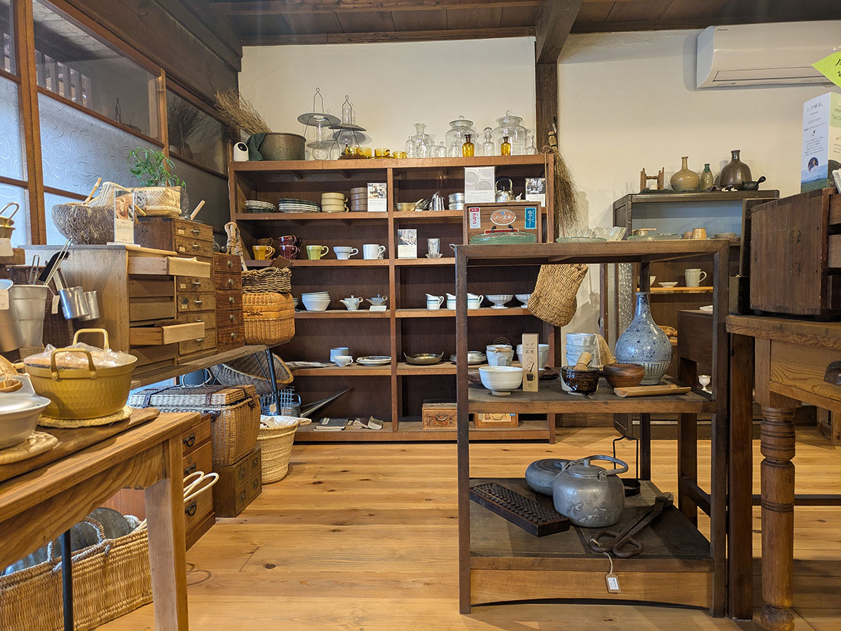 「うさぎの小屋」は手前が雑貨店、奥が喫茶コーナー。雑貨はヴィンテージ風の食器やキッチン雑貨など。喫茶では伊勢茶を中心としたお茶と甘味を、ゆったりと楽しめる。