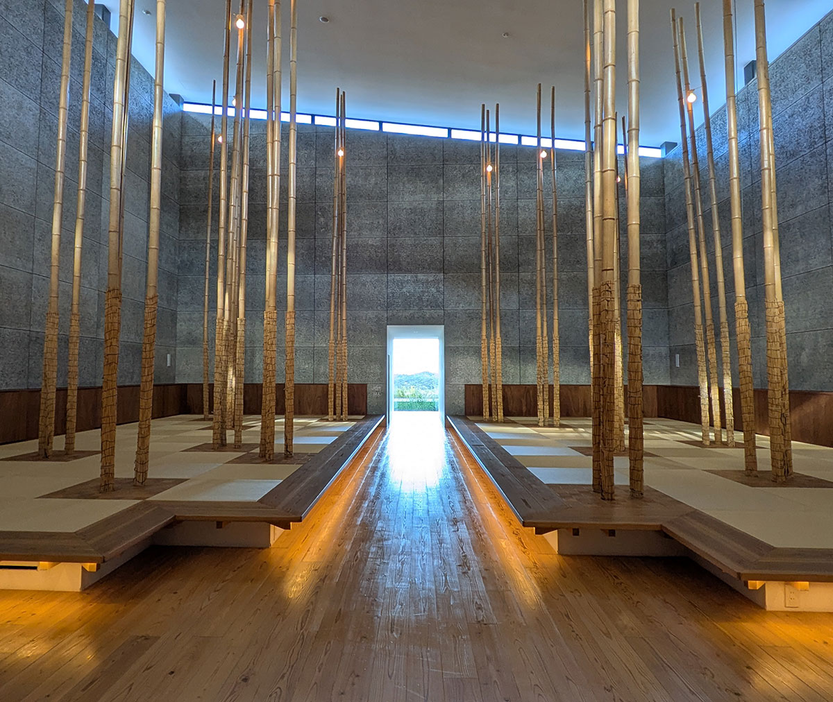 ホテル棟から本草エリアまでは歩いて数分。広々とした休憩所のほか、お土産ショップやカフェ、レストランも。ルームキーがあればバスタオルなども無料でレンタルできる