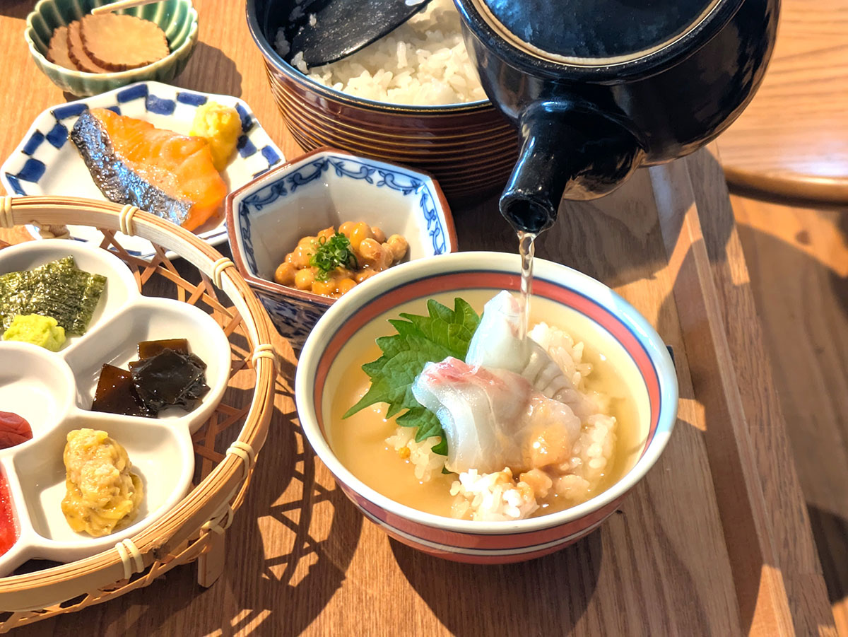 朝ごはんは朝風呂のついでに本草エリアのレストラン「笠庵　賛否両論」へ。「笠庵特製出汁茶漬けご膳（税込2,500円）」が最高すぎてごはんのおかわり必至