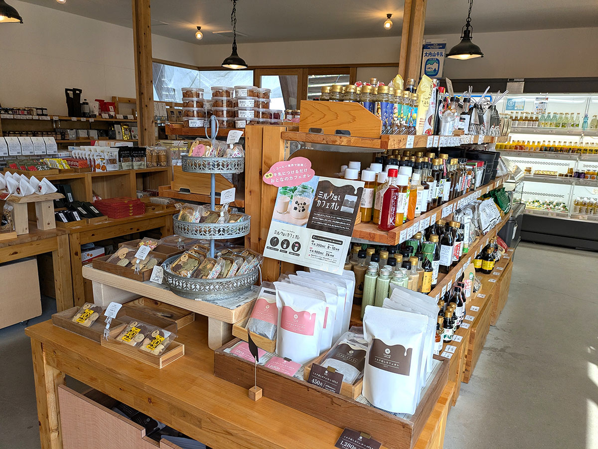 マルシェの中には採れたて野菜（もちろん、Nouniyellの農産品も！）や地元の加工食品などがぎっしり。ショッピングが楽しすぎる！