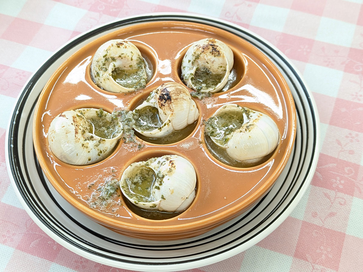 エスカルゴの代表料理「ブルギニョン」。何度となくフランスまで足を運び、納得のいくレシピまでも習得し、さらにハーブまで育てるという高瀬氏のエスカルゴ愛に脱帽