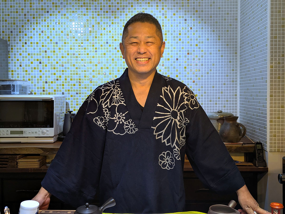 今日の“講師”は６代目店主の塚本泰弘さん。利き茶・ブレンド茶体験（2,000円～／90分）のほかに、ほうじ茶づくりなどの体験も。要予約