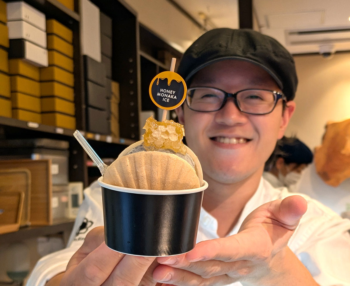 本店限定のはちみつアイスもなかには巣蜜をカットして載せてくれる。甘いけれど、後味すっきりで至福