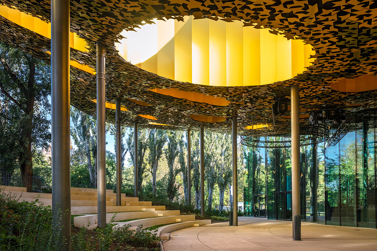 周りの自然と呼応しながら建てられたのがよくわかる半屋外空間。